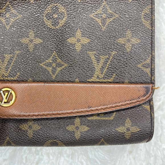 Louis Vuitton Monogram Bordeaux 24 Shoulder Bag M51798. - Picture 4 of 15